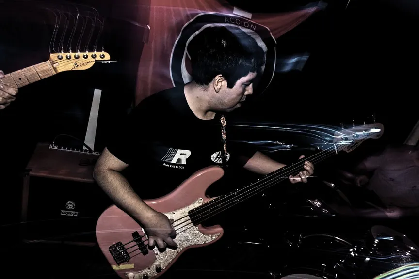 Músico tocando el bajo durante un show.